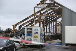 Schade aan door brand verwoeste loodsen goed zichtbaar in Boesingheliede
