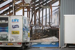 Schade aan door brand verwoeste loodsen goed zichtbaar in Boesingheliede
