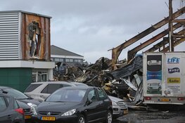 Schade aan door brand verwoeste loodsen goed zichtbaar in Boesingheliede