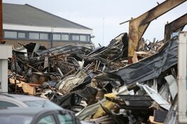 Schade aan door brand verwoeste loodsen goed zichtbaar in Boesingheliede