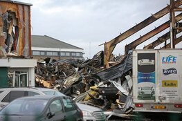 Schade aan door brand verwoeste loodsen goed zichtbaar in Boesingheliede