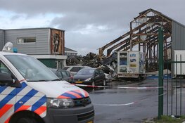 Schade aan door brand verwoeste loodsen goed zichtbaar in Boesingheliede