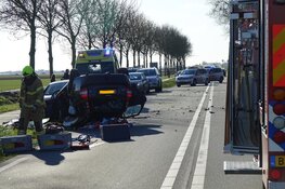 Auto op z&#39;n kop bij ongeval Vijfhuizen: bestuurder overleden