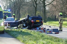 Auto op z&#39;n kop bij ongeval Vijfhuizen: bestuurder overleden