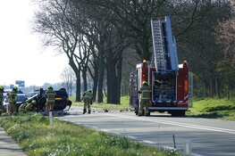 Auto op z&#39;n kop bij ongeval Vijfhuizen: bestuurder overleden