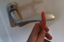 Aalsmeerder maakt &#39;anti-corona&#39; deuropeners voor politie