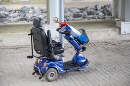 Zoekactie in water langs de Nieuwemeerdijk na aantreffen scootmobiel