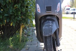 Scooterrijder gewond na aanrijding met bus