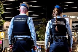 Mannen met doorgeladen vuurwapen uit trein gehaald op Schiphol