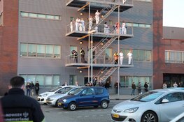 Hulpverleners eren massaal zorgpersoneel bij Spaarne Gasthuis in Hoofddorp