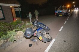 Scooterrijder crasht in tuin en gaat er vandoor in Vijfhuizen