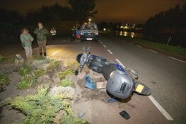 Scooterrijder crasht in tuin en gaat er vandoor in Vijfhuizen