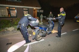 Scooterrijder crasht in tuin en gaat er vandoor in Vijfhuizen