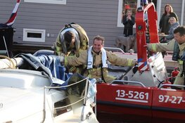 Zinkende boot in haven Aalsmeer