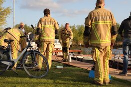 Zinkende boot in haven Aalsmeer