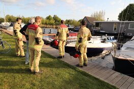 Zinkende boot in haven Aalsmeer