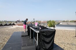 Lokaal radiostation verzorgt &#39;Woningsdaguitzending&#39; vanaf dak in Aalsmeer