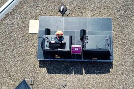 Lokaal radiostation verzorgt 'Woningsdaguitzending' vanaf dak in Aalsmeer