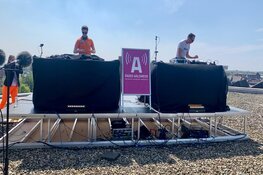 Lokaal radiostation verzorgt 'Woningsdaguitzending' vanaf dak in Aalsmeer