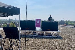 Lokaal radiostation verzorgt 'Woningsdaguitzending' vanaf dak in Aalsmeer