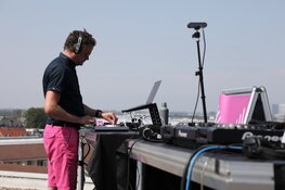 Lokaal radiostation verzorgt 'Woningsdaguitzending' vanaf dak in Aalsmeer