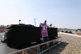 Lokaal radiostation verzorgt 'Woningsdaguitzending' vanaf dak in Aalsmeer