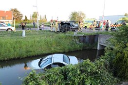 Auto te water na botsing in Aalsmeer