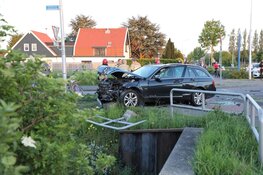 Auto te water na botsing in Aalsmeer