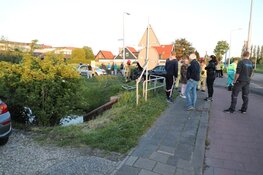 Auto te water na botsing in Aalsmeer