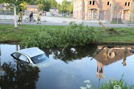 Auto belandt in sloot in Aalsmeer, bestuurder na vluchtpoging gepakt