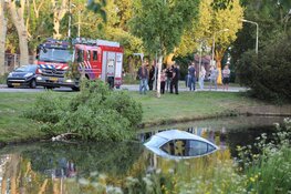 Auto belandt in sloot in Aalsmeer, bestuurder na vluchtpoging gepakt