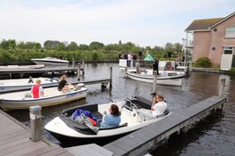 Gerard Joling en Karin Bloemen verrassen ouderen met speciaal optreden vanaf boot