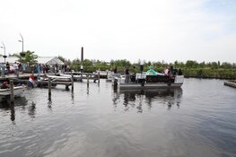 Gerard Joling en Karin Bloemen verrassen ouderen met speciaal optreden vanaf boot