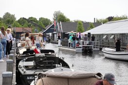 Gerard Joling en Karin Bloemen verrassen ouderen met speciaal optreden vanaf boot