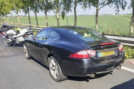 Motorrijder gewond na botsing tegen stilvallende Jaguar A44 bij Abbenes