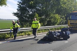 Motorrijder gewond na botsing tegen stilvallende Jaguar A44 bij Abbenes