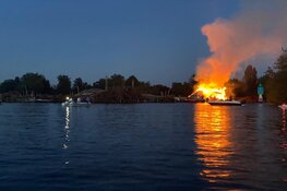 Brand op eiland in Aalsmeer