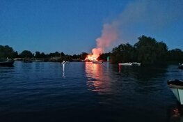 Brand op eiland in Aalsmeer