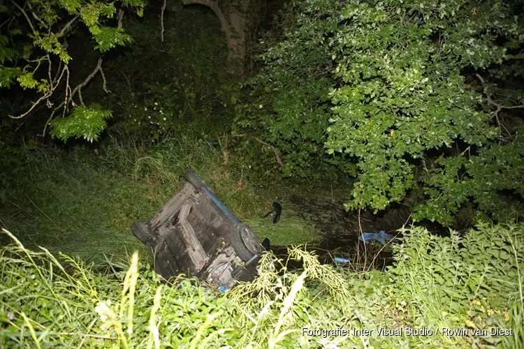 Automobiliste belandt in de sloot naast N205 bij Vijfhuizen