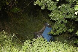 Automobiliste belandt in de sloot naast N205 bij Vijfhuizen