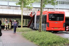 Lijnbus klem onder viaduct