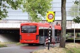Lijnbus klem onder viaduct
