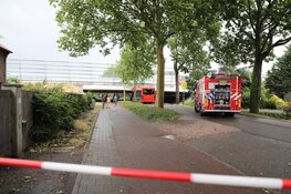 Lijnbus klem onder viaduct