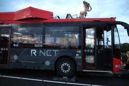 Rook uit bus die eerder vandaag klem kwam te zitten