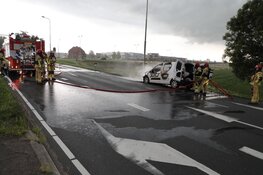 Auto vliegt in brand op Legmeerdijk