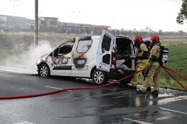 Auto vliegt in brand op Legmeerdijk