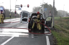 Auto vliegt in brand op Legmeerdijk