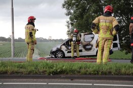 Auto vliegt in brand op Legmeerdijk