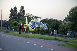 Traumahelikopter landt op de Vijfhuizerdijk in Vijfhuizen