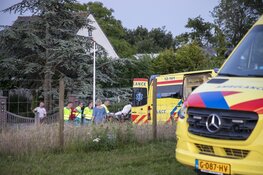 Traumahelikopter landt op de Vijfhuizerdijk in Vijfhuizen